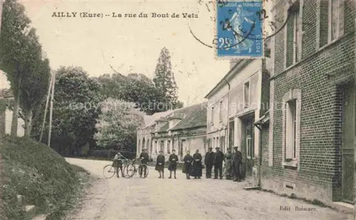 AK / Ansichtskarte Ailly Les Andelys 27 Eure Rue-du-Bout-de-Vetz Dorfstrasse Fahrraeder Passanten Backsteingebaeude Baeume