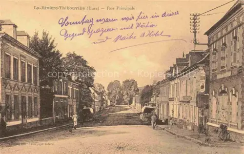 AK / Ansichtskarte La Riviere Thibouville Fontaine-la-Soret BERNAY 27 Eure Rue-Principale Hauptstrasse Geschaefte Baeume Telefonmasten Fahrrad
