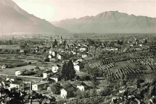 AK / Ansichtskarte Cugnasco Locarno TI Locarno Alpenpanorama Dorf Weinberge Obstgaerten Kirchturm Bergtal