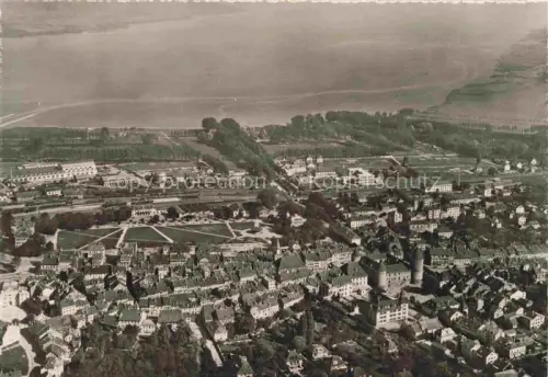 AK / Ansichtskarte YVERDON-LES-BAINS VD Luftbild Schloss Turm See Lac-de-Neuchâtel Haeuser Gaerten