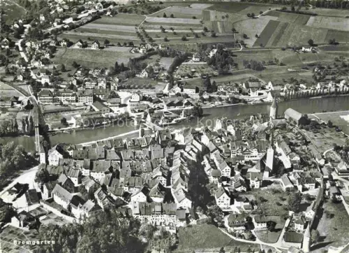 AK / Ansichtskarte Bremgarten AG Reuss Luftbild Altstadt Kirchturm Haeuser Fluss Bruecke Felder