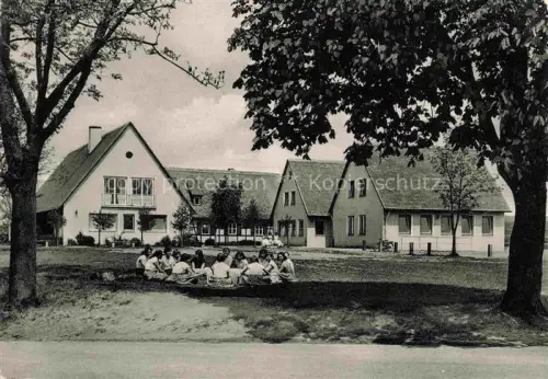 AK / Ansichtskarte Feuchtwangen Kreisjugendheim Jugendherberge Schuelerheim Maedchen Gruppenrunde Baeume Wohngebaeude