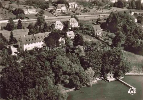 AK / Ansichtskarte FRIEDRICHSHAFEN Bodensee BW Gustav-Werner-Stift Fliegeraufnahme Bodensee Seeufer Bahnlinie Gebaeude Baeume