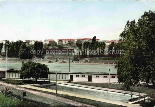 AK / Ansichtskarte Voelklingen Saarbruecken Saarland Stadion Schwimmbad Tribuene Sportanlage Wohnhaeuser Baeume Saar