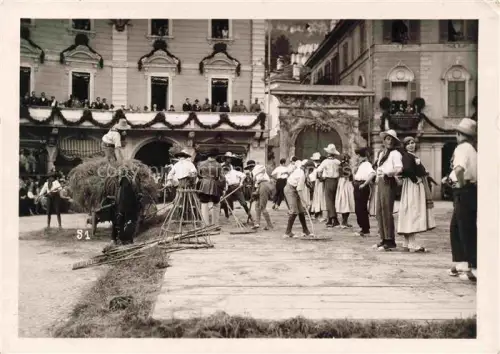 AK / Ansichtskarte LOCARNO Lago Maggiore TI Festa-delle-Camelie Volksfest Tracht Rechen Heu Platz Zuschauer Festschmuck