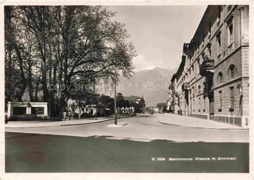 AK / Ansichtskarte BELLINZONA TI Piazza-R-Simmen Allee Baeume Gebaeude Berge Strassenszene