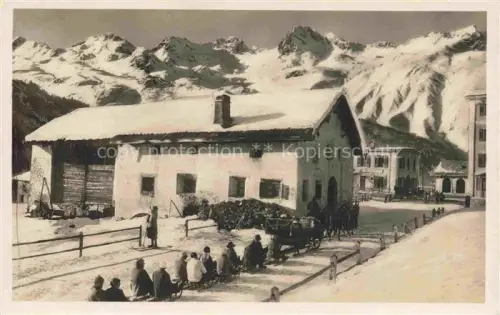 AK / Ansichtskarte Pontresina Maloja GR Engadin Tailing-Party Schlitten Winter Schnee Bergpanorama Dorfplatz Personen