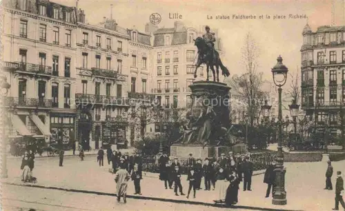 AK / Ansichtskarte LILLE 59 Nord Statue-Faldherbe Place-Richelé Reiterstandbild Passanten Geschaefte Laternen