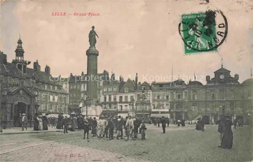 AK / Ansichtskarte LILLE 59 Nord Grand-Place Saeule Statue Passanten Fahrrad Geschaefte Kopfsteinpflaster