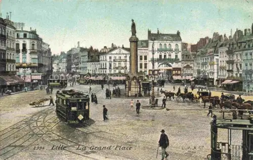 AK / Ansichtskarte LILLE 59 Nord Grand-Place Déesse Strassenbahn Pferdekutschen Passanten Saeule Geschaefte Handkoloriert