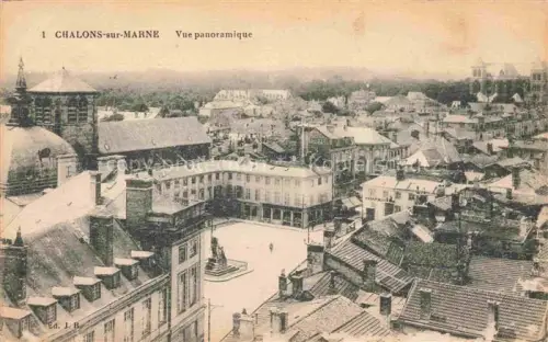 AK / Ansichtskarte Chalons-sur-Marne CHALONS-EN-CHAMPAGNE 51 Marne Altstadt Daecher Kirche Pharmacie Platz Statue Vogelperspektive