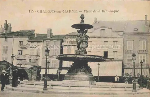 AK / Ansichtskarte Chalons-sur-Marne CHALONS-EN-CHAMPAGNE 51 Marne Place-de-la-République Brunnen Platz Passanten Garage-Hauser Automobiles Cafe-du-Centre Geschaefte