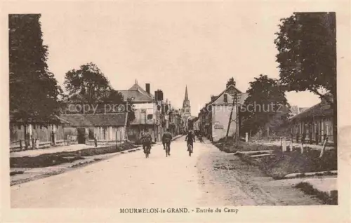 AK / Ansichtskarte Mourmelon-le-Grand Chalons-en-Champagne 51 Marne Entree-du-Camp Strasse Radfahrer Kirchturm Dorfeingang Baeume Gebaeude