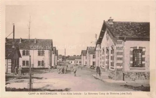 AK / Ansichtskarte Mourmelon-le-Grand Chalons-en-Champagne 51 Marne Camp-de-Division Allee-laterale Kasernen Soldaten Militaergebaeude Strasse