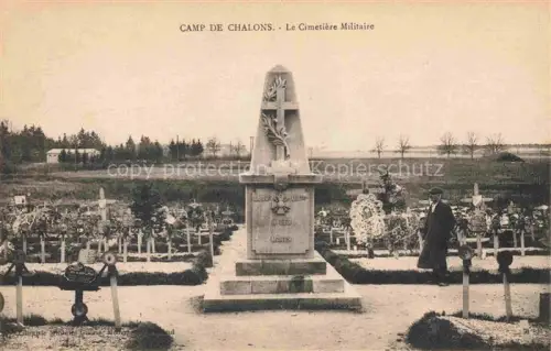 AK / Ansichtskarte Mourmelon-le-Grand Chalons-en-Champagne 51 Marne Camp-de-Chalons Cimetière-Militaire Kriegsgraeber Denkmal Kreuz Mann