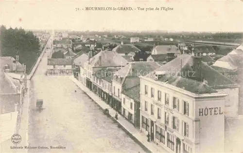 AK / Ansichtskarte Mourmelon-le-Grand Chalons-en-Champagne 51 Marne Vue-prise-de-l Eglise Hotel Chambre-d Hôtel Stadtpanorama Strasse Haeuser