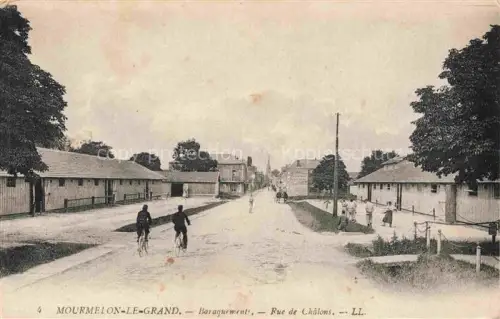AK / Ansichtskarte Mourmelon-le-Grand Chalons-en-Champagne 51 Marne Baraquements Rue-de-Châlons Fahrrad Militaerlager Strasse Kirche Passanten