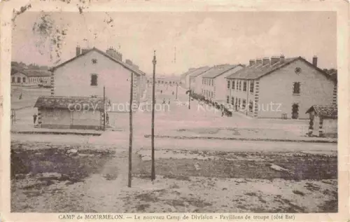 AK / Ansichtskarte Mourmelon-le-Grand Chalons-en-Champagne 51 Marne Camp-de-Division Pavillons-de-troupe Kaserne Gebaeude Allee Soldaten