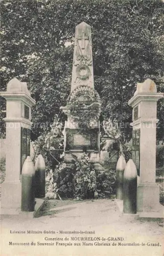 AK / Ansichtskarte Mourmelon-le-Grand Chalons-en-Champagne 51 Marne Kriegerdenkmal Monument-du-Souvenir-Français Cimetière Obelisk Kraenze Granaten Baeume Tor