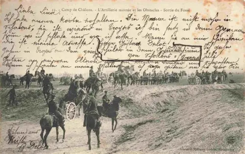 AK / Ansichtskarte Mourmelon-le-Grand Chalons-en-Champagne 51 Marne Artillerie Pferde Feldkanonen Graben Soldaten uebung Camp-de-Châlons Kavallerie