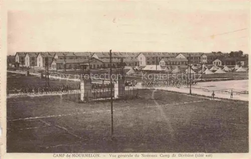 AK / Ansichtskarte Mourmelon-le-Grand Chalons-en-Champagne 51 Marne Nouveau-Camp-de-Division Kaserne Zelte Soldaten Exerzierplatz Tor Reihen