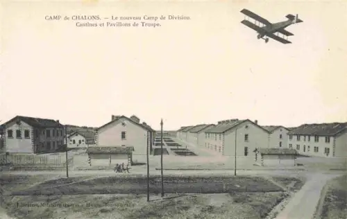 AK / Ansichtskarte Mourmelon-le-Grand Chalons-en-Champagne 51 Marne Nouveau-Camp-de-Division Cantines Pavillons-de-Troupe Kasernen Doppeldecker Flugzeug Baracken