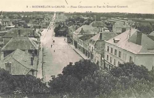 AK / Ansichtskarte Mourmelon-le-Grand Chalons-en-Champagne 51 Marne Place-Clémenceau Rue-du-Général-Gouraud Stadtansicht Vogelperspektive Haeuser Strasse Geschaefte
