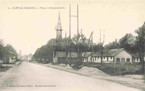 AK / Ansichtskarte Mourmelon-le-Grand Chalons-en-Champagne 51 Marne Camp-de-Châlons Phare Funkturm Barackenlager Militaerbaracken Strasse Baeume