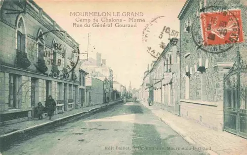 AK / Ansichtskarte Mourmelon-le-Grand Chalons-en-Champagne 51 Marne Rue-du-Général-Gouraud Camp-de-Châlons Strasse Haeuser Passanten Tor Baeume Geschaefte