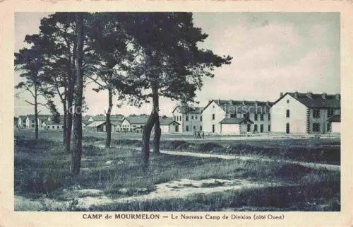 AK / Ansichtskarte Mourmelon-le-Grand Chalons-en-Champagne 51 Marne Camp-de-Mourmelon Camp-de-Division Kasernen Kiefern Wiese Militaergebaeude