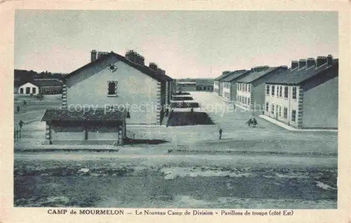 AK / Ansichtskarte Mourmelon-le-Grand Chalons-en-Champagne 51 Marne Camp-de-Division Pavillons-de-troupe Militaerlager Kasernenhof Kasernengebaeude Soldaten