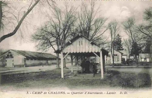 AK / Ansichtskarte Camp de Mourmelon 51 Marne Quartier-d Auerstaedt Lavoir Waschhaus Militaerlager Kasernen Baeume ueberdachung