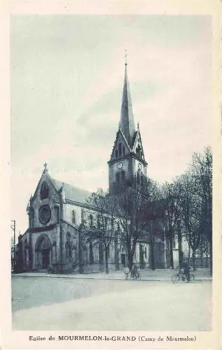 AK / Ansichtskarte Mourmelon-le-Grand Chalons-en-Champagne 51 Marne Eglise Kirche Kirchturm Spitzturm Fahrraeder Passanten Baeume