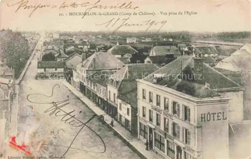 AK / Ansichtskarte Mourmelon-le-Grand Chalons-en-Champagne 51 Marne Vue-prise-de-l Eglise Hôtel Chambres-d Hôtel Stadtpanorama Strasse Daecher Vogelperspektive