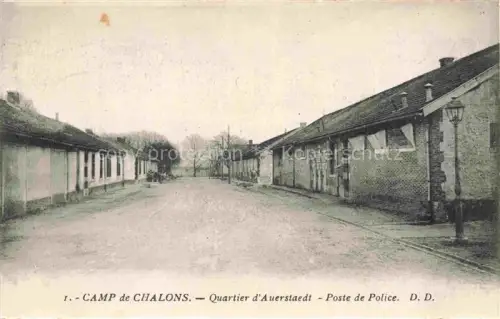 AK / Ansichtskarte Camp de Mourmelon 51 Marne Quartier-d Auerstaedt Poste-de-Police Militaerstrasse Kasernengasse Laternen Kasernen