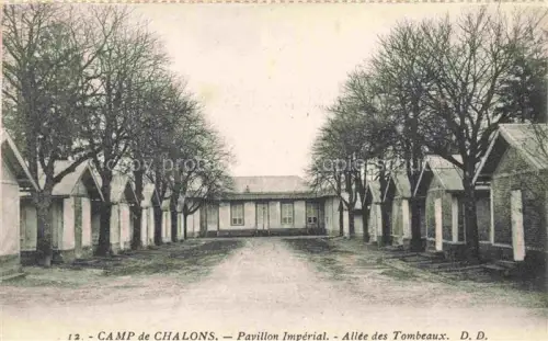 AK / Ansichtskarte Camp de Mourmelon 51 Marne Pavillon-Impérial Allée-des-Tombeaux Allee Baeume Kasernengebaeude Alleen Militaerlager
