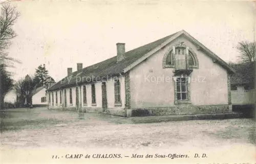 AK / Ansichtskarte Camp de Mourmelon 51 Marne Mess-des-Sous-Officiers Unteroffizierskasino Kasernengebaeude Balkon Baeume Militaerlager