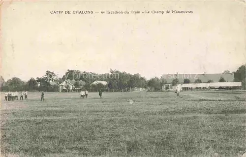 AK / Ansichtskarte Camp de Mourmelon 51 Marne 6e-Escadron-du-Train Champ-de-Manoeuvres Exerzierfeld Soldaten Wiese Kasernengebaeude Baeume