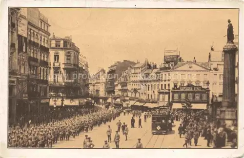 AK / Ansichtskarte LILLE 59 Nord Grande-Place Wachtparade Soldaten Strassenbahn Siegessaeule Geschaeftshaeuser Feldpost Parade