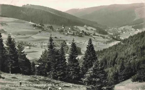 AK / Ansichtskarte Warmensteinach Fichtelgebirge Bayern Fichtelgebirge Geiersberg Tal Dorf Kirche Nadelwald Felder Weide