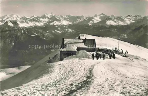 AK / Ansichtskarte Bella Lui SIERRE VS Crans-Montana Berggipfel Schnee Berghuette Skifahrer Alpenpanorama Walliser-Alpen