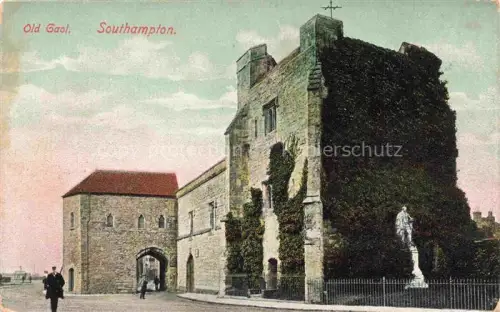 AK / Ansichtskarte SOUTHAMPTON  UK Old-Gaol Gefaengnis Stadttor Efeu Statue Passant Strasse