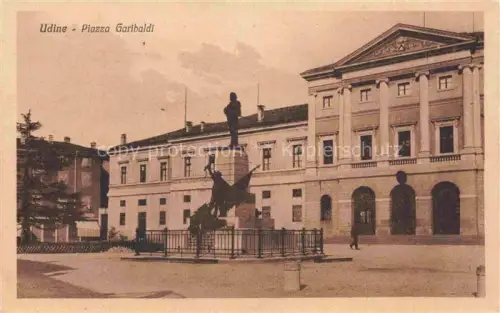 AK / Ansichtskarte UDINE IT Piazza-Garibaldi Garibaldi-Denkmal Reiterstandbild Rathaus Saeulen Platz