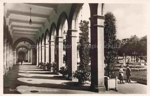 AK / Ansichtskarte BAD KIssINGEN Bayern Kurhaus-Arkadenbau Arkaden Wandelhalle Kurpark Saeulen Passanten