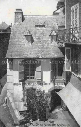 AK / Ansichtskarte LOURDES 65 Hautes-Pyrenees Maison-de-Bernadette-Soubirous Geburtshaus Pilgerort Haus Hof