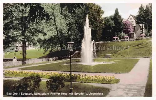 AK / Ansichtskarte Orb BAD ORB Hessen Sanatorium-Pfeiffer-Krug Sprudel Liegewiese Springbrunnen Kurpark Baeume Wiese