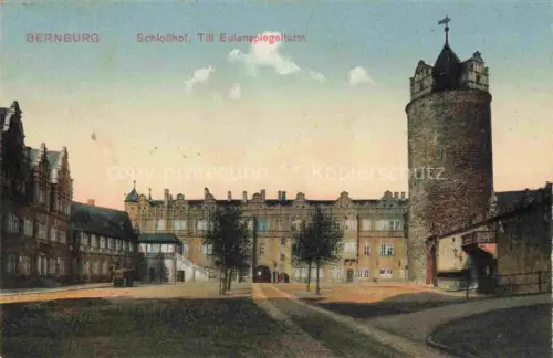 AK / Ansichtskarte Bernburg Saale Schlosshof Till-Eulenspiegelturm Schloss Turm Burganlage Innenhof Baeume handkoloriert