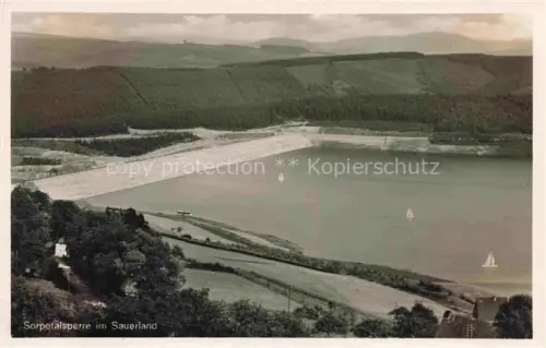 AK / Ansichtskarte Sorpetalsperre Sundern Sauerland NRW Sorpetalsperre Staudamm Stausee Sauerland Segelboote Wald Huegel Damm