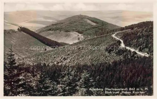 AK / Ansichtskarte Astenberg Schmallenberg Hochsauerlandkreis NRW Astenberg Hoher-Knochen Hochsauerland Berg Wald Panorama Strasse Nadelwald
