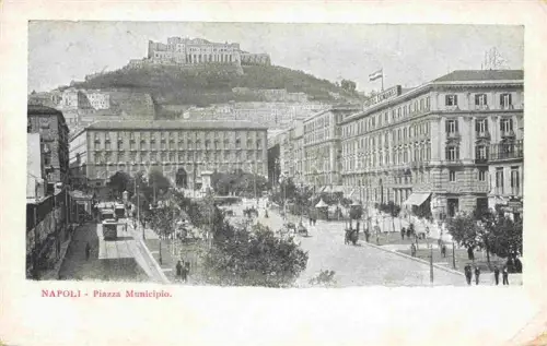 AK / Ansichtskarte NAPOLI Neapel Naples IT Piazza-Municipio Castel-Sant-Elmo Hotel-Londres Tram Denkmal Stadtplatz